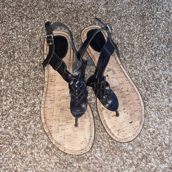 Size 9.5 - Picture 3 of 6